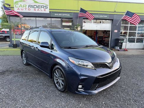Used 2018 Toyota Sienna SE Premium w/ Carpet Mat Package FWD image 3