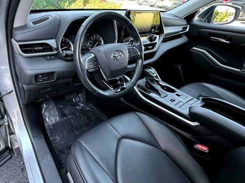 Used 2021 Toyota Highlander XLE AWD/4WD image 23