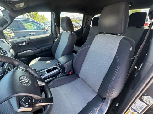 Used 2021 Toyota Tacoma TRD Off-Road w/ Technology Package AWD/4WD image 13