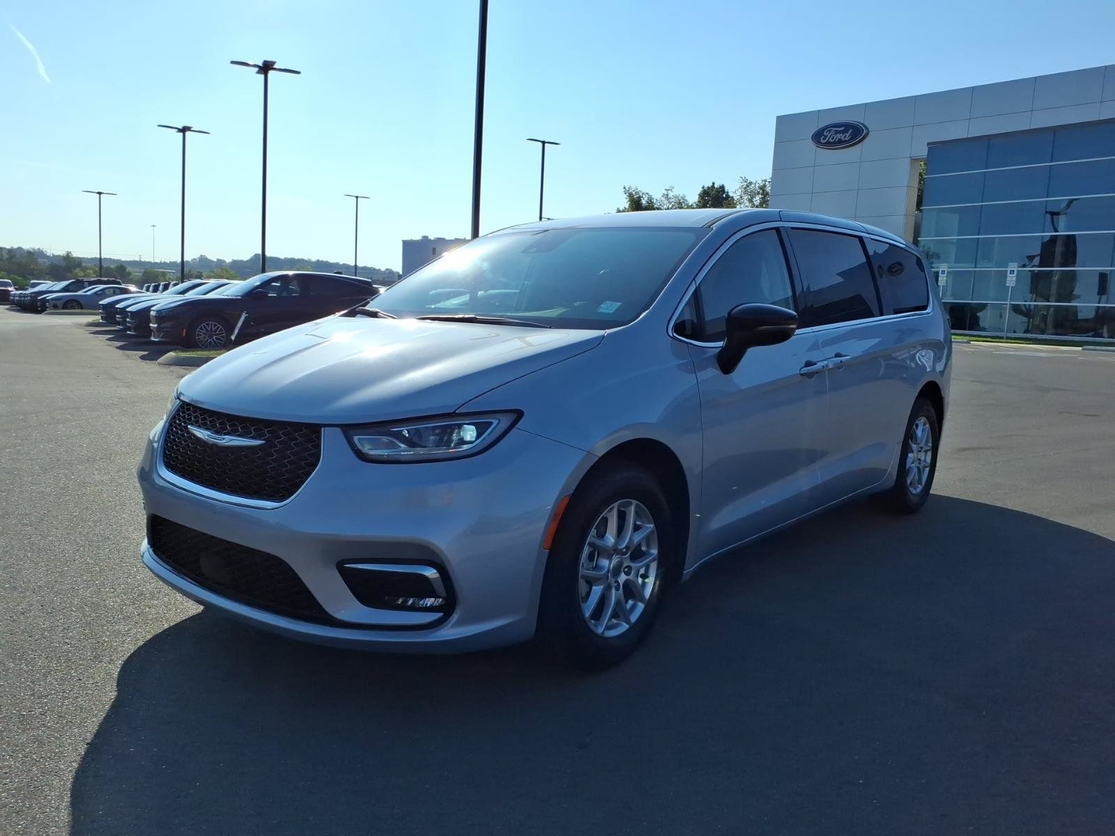Used 2024 Chrysler Pacifica Touring-L FWD image 7