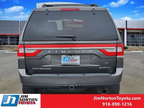 Used 2017 Lincoln Navigator Select image 6