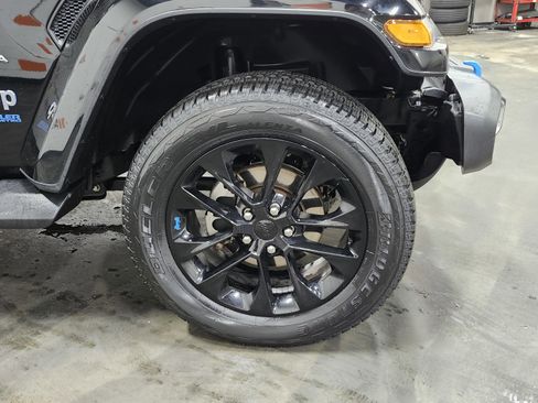 Used 2022 Jeep Wrangler Unlimited Sahara w/ Cold Weather Group image 12