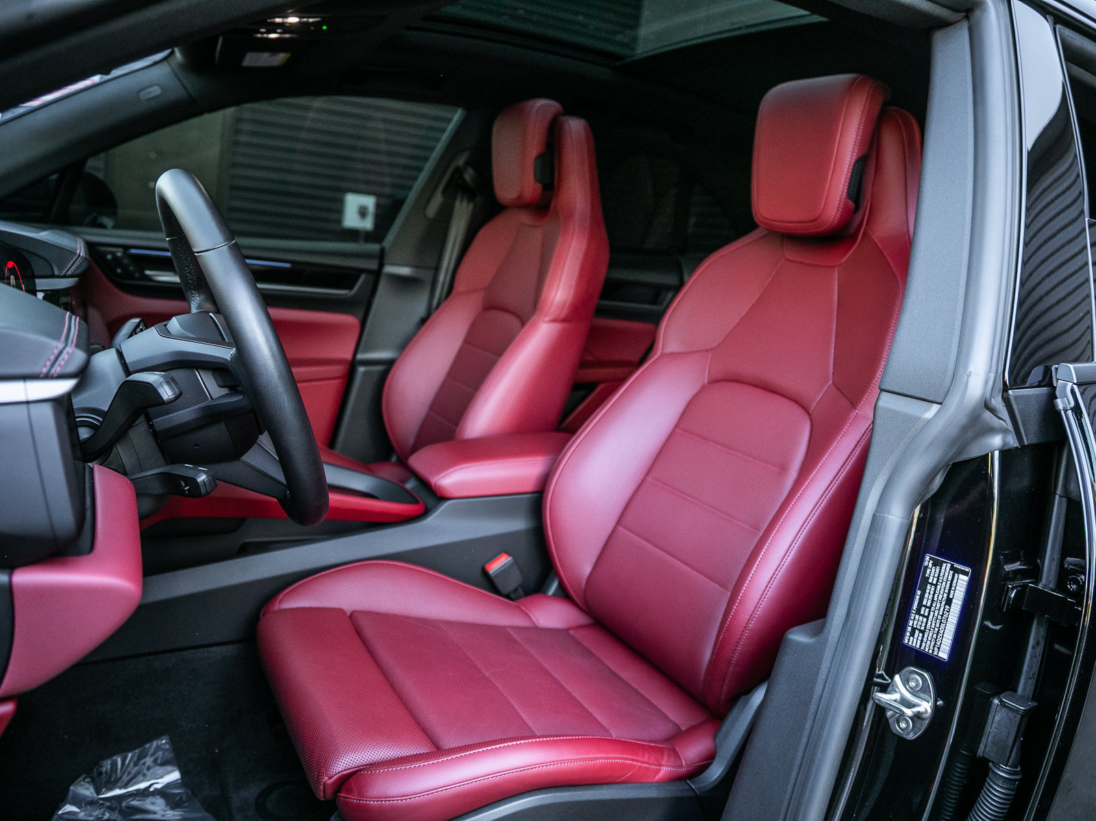 Certified 2025 Porsche Macan Electric RWD image 5