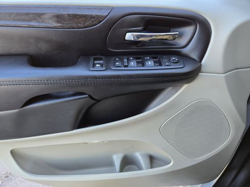 Used 2019 Dodge Grand Caravan SE w/ UConnect Hands-Free Group image 14