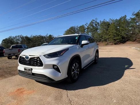 Used 2022 Toyota Highlander XLE image 2