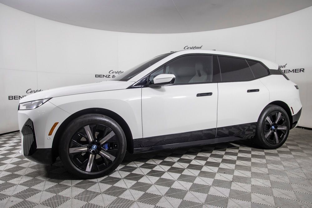 Used 2024 BMW iX xDrive50 w/ Sport Package AWD/4WD image 9