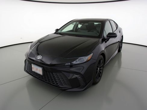 Used 2025 Toyota Camry SE image 3