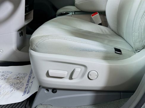Used 2014 Toyota Sienna LE FWD image 19