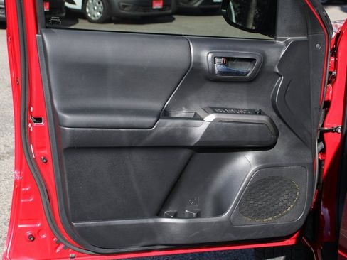 Used 2022 Toyota Tacoma TRD Sport image 15