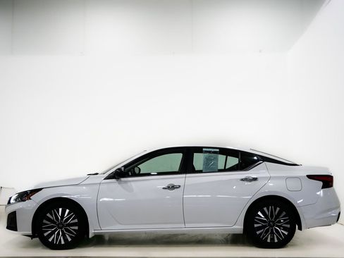 Used 2024 Nissan Altima 2.5 SV image 5