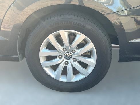 Used 2012 Volkswagen Routan SE image 5