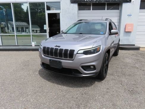 Used 2019 Jeep Cherokee Latitude Plus AWD/4WD image 2