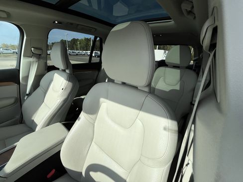Used 2022 Volvo XC90 T6 Momentum w/ Advanced Package image 16
