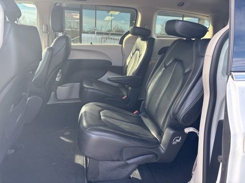 Used 2024 Chrysler Pacifica Touring-L image 14