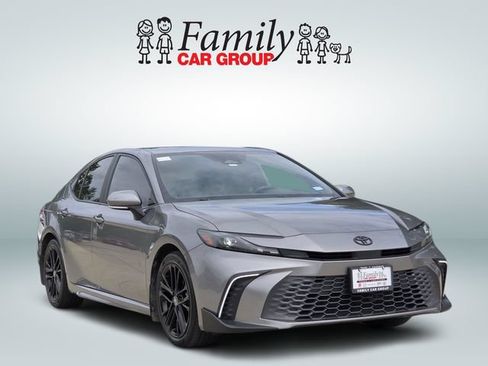 Used 2025 Toyota Camry SE w/ Convenience Package FWD image 2