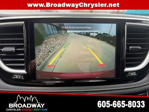 New 2026 Chrysler Pacifica Select image 18