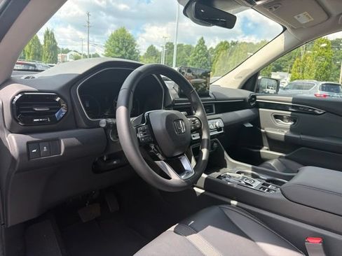 Used 2025 Honda Pilot Touring image 13