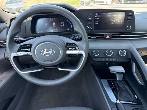 Used 2025 Hyundai Elantra SE FWD image 17