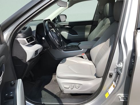 Used 2021 Toyota Highlander XLE AWD/4WD image 18