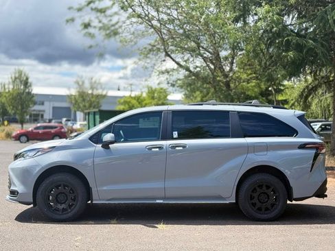 Used 2025 Toyota Sienna XLE Woodland Edition AWD/4WD image 2