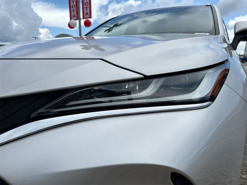 Used 2021 Toyota Venza Limited image 10