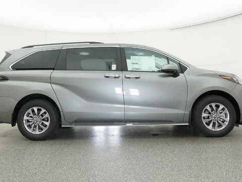 New 2026 Toyota Sienna XLE FWD image 27