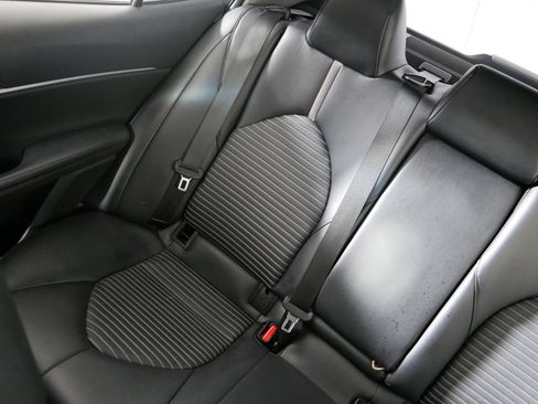 Used 2019 Toyota Camry SE image 12