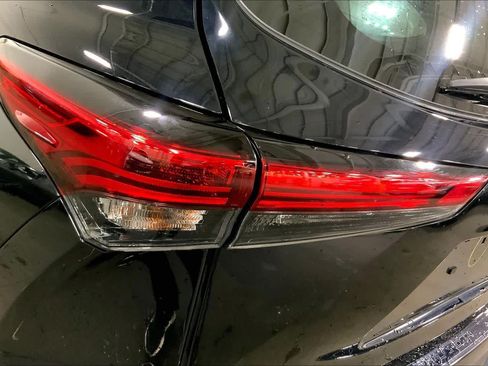 Used 2023 Toyota Highlander XLE AWD/4WD image 29