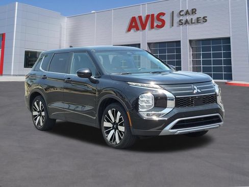 Used 2025 Mitsubishi Outlander SE AWD/4WD image 3