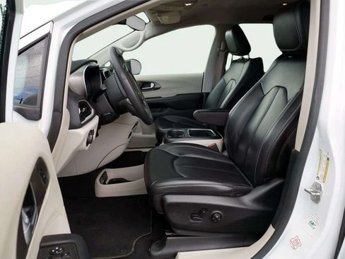 Used 2023 Chrysler Pacifica Touring-L FWD image 18
