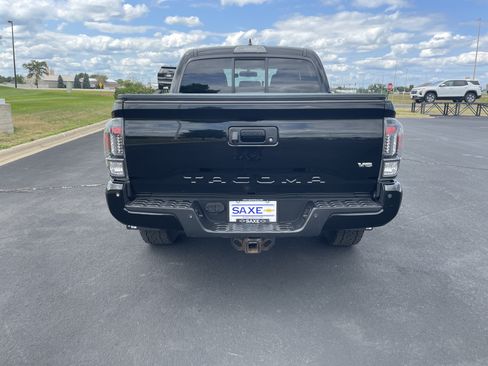 Used 2016 Toyota Tacoma TRD Off-Road AWD/4WD image 4