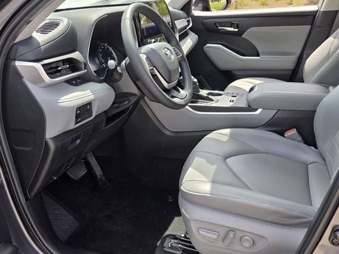 Used 2024 Toyota Highlander XLE FWD image 10
