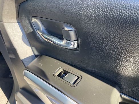 Used 2024 Nissan Titan SV w/ SV Convenience Package image 40