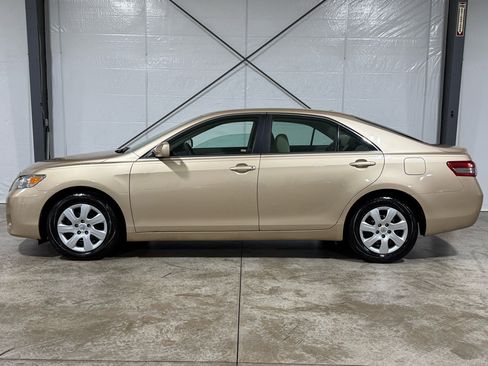 Used 2010 Toyota Camry SE image 2