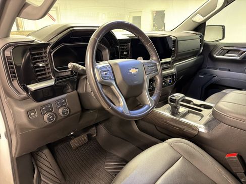 Used 2023 Chevrolet Silverado 1500 LTZ AWD/4WD image 3