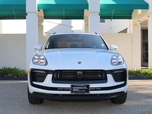 Certified 2025 Porsche Macan image 10