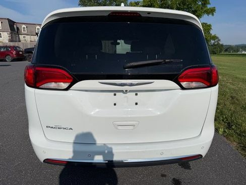 Used 2019 Chrysler Pacifica Touring-L FWD image 5