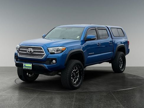 Used 2016 Toyota Tacoma TRD Off-Road w/ Premium & Technology Package AWD/4WD image 3