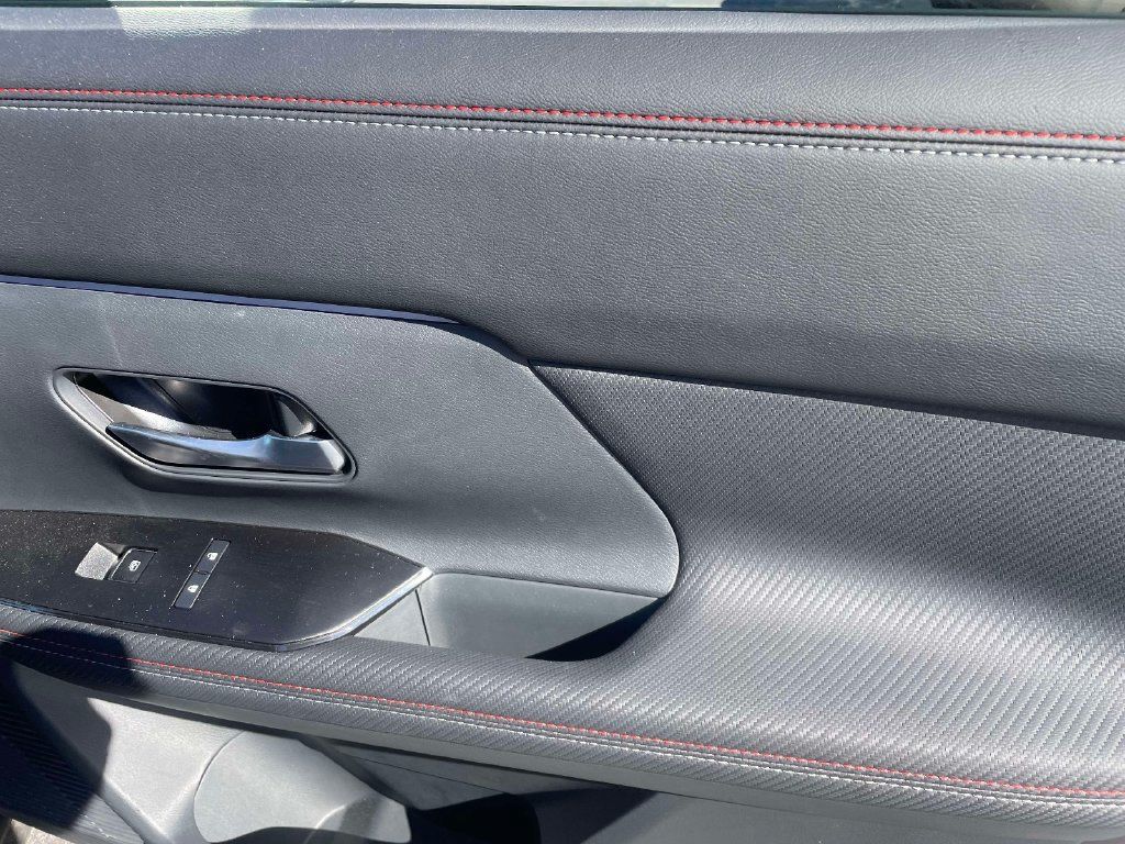 Used 2025 Nissan Kicks SR FWD image 9