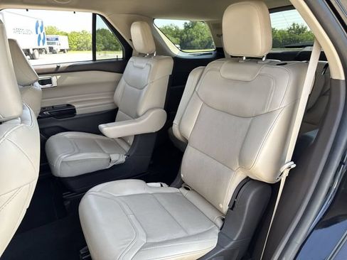 Used 2022 Ford Explorer Platinum w/ Equipment Group 601A AWD/4WD image 22