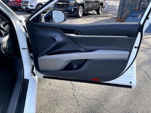 Used 2022 Toyota Camry LE image 12
