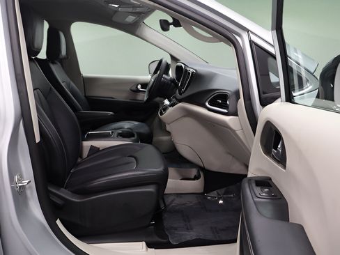 Certified 2024 Chrysler Pacifica Touring-L FWD image 16