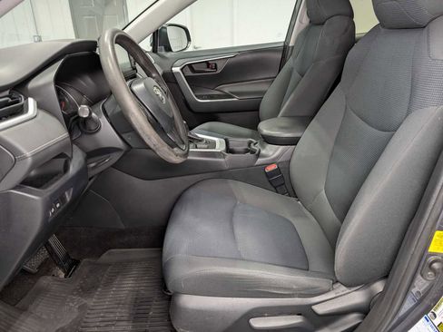 Used 2019 Toyota RAV4 LE image 4