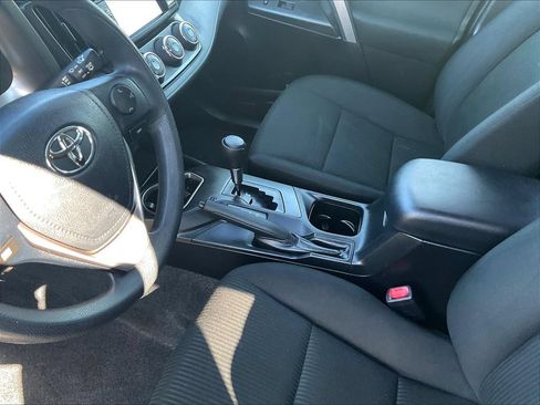 Used 2016 Toyota RAV4 LE AWD/4WD image 18