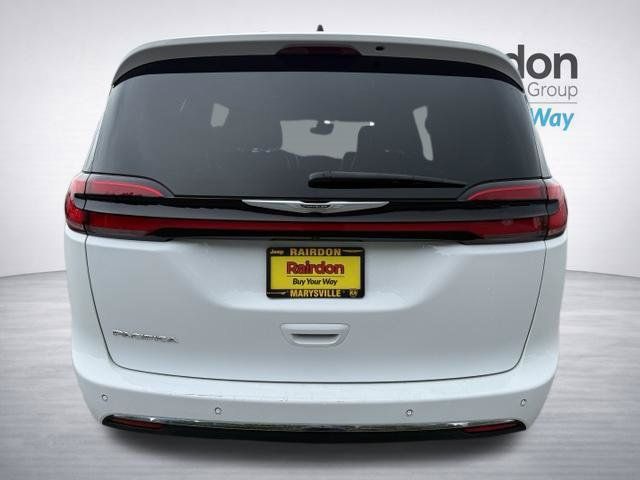 Used 2025 Chrysler Pacifica Select FWD image 6