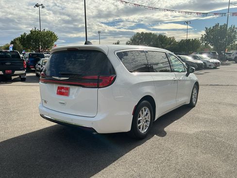 Used 2023 Chrysler Pacifica Touring-L FWD image 5