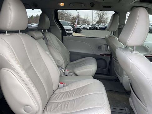 Used 2014 Toyota Sienna XLE image 22