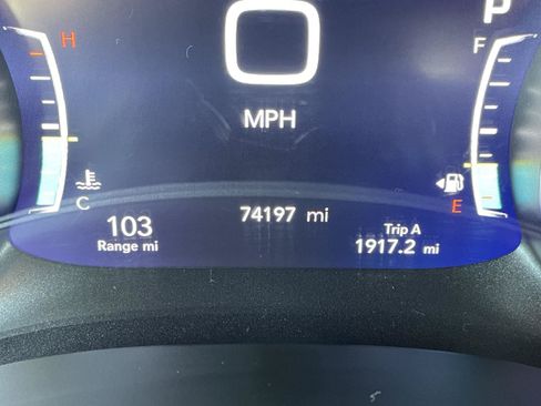 Used 2023 Chrysler Pacifica Touring-L FWD image 3
