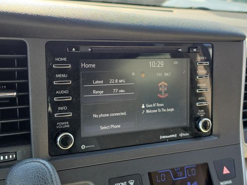 Used 2018 Toyota Sienna LE FWD image 22