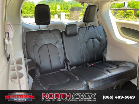 Used 2023 Chrysler Pacifica Touring-L FWD image 22